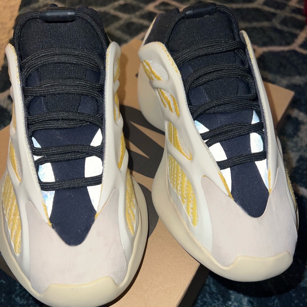 Yeezy 700 V3 Safflower
Size 7